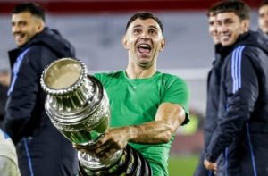 emiliano martinez gesture argentina national team 696x458 1